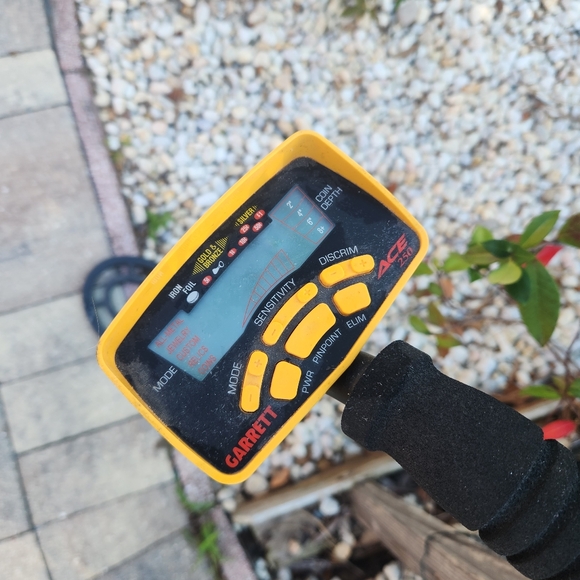 Garrett Ace 250 Metal Detector - Picture 3 of 5